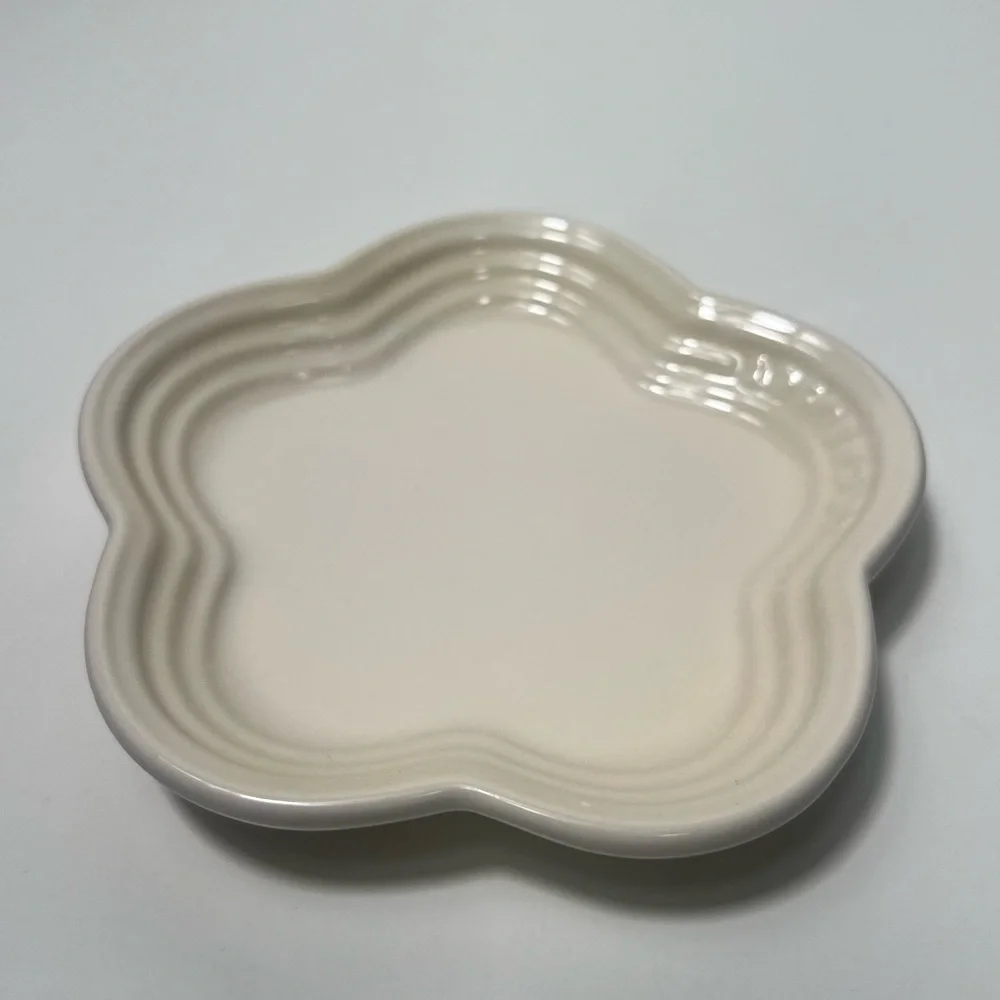 Le Creuset Stoneware Flower Petal Scalloped Trinket Dish Plate Tray